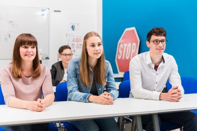 Etudiant passant leur permis de conduire